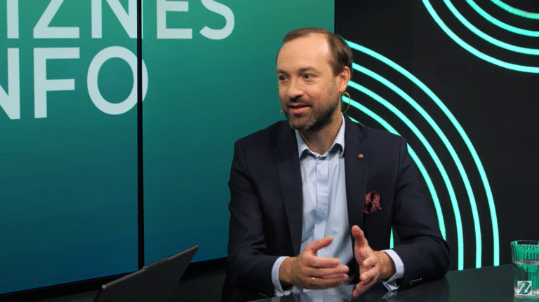 Dlaczego w czasie, gdy rząd zapowiada deregulację, wciąż powstają kolejne podatki i opłaty? To główny wątek rozmowy Macieja Wapińskiego z Markiem Tatałą, prezesem Fundacji Wolności Gospodarczej, na kanale BiznesInfo.